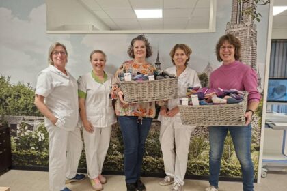 Vrijwilligers breien 190 paar sokken voor SJG Weert