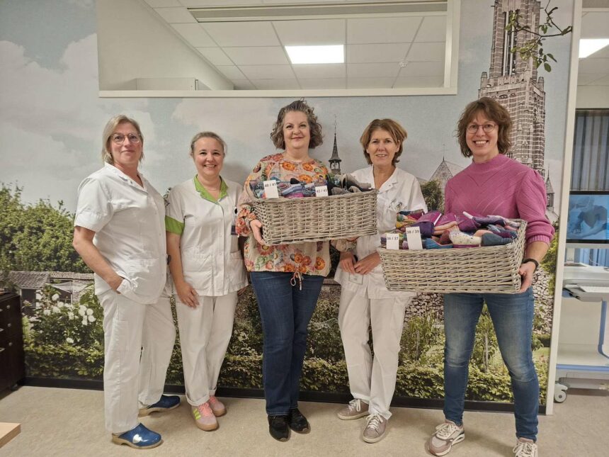 Vrijwilligers breien 190 paar sokken voor SJG Weert