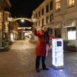 Wethouder Winters ontsteekt nieuwe sfeerverlichting in centrum