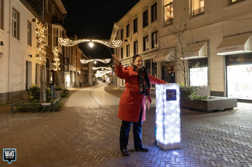 Wethouder Winters ontsteekt nieuwe sfeerverlichting in centrum