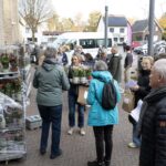 Mantelzorgers in Weert verrast met bloemetje