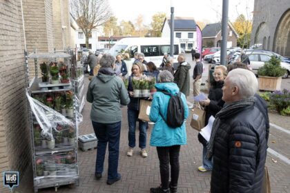 Mantelzorgers in Weert verrast met bloemetje