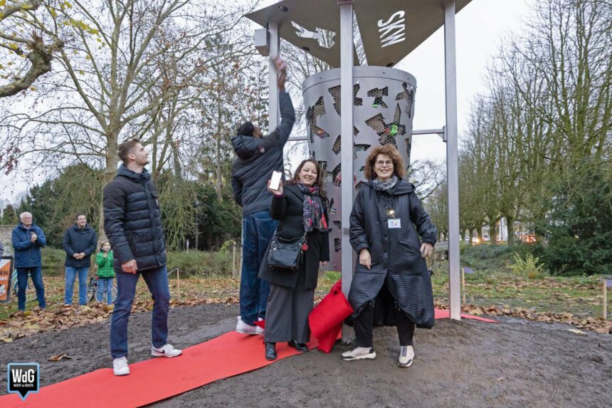 Vervormer met Romeins hout onthuld in Kasteelpark Nijenborgh