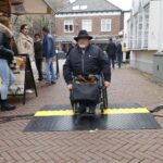 Nieuwe kabelbrug getest tijdens weekmarkt