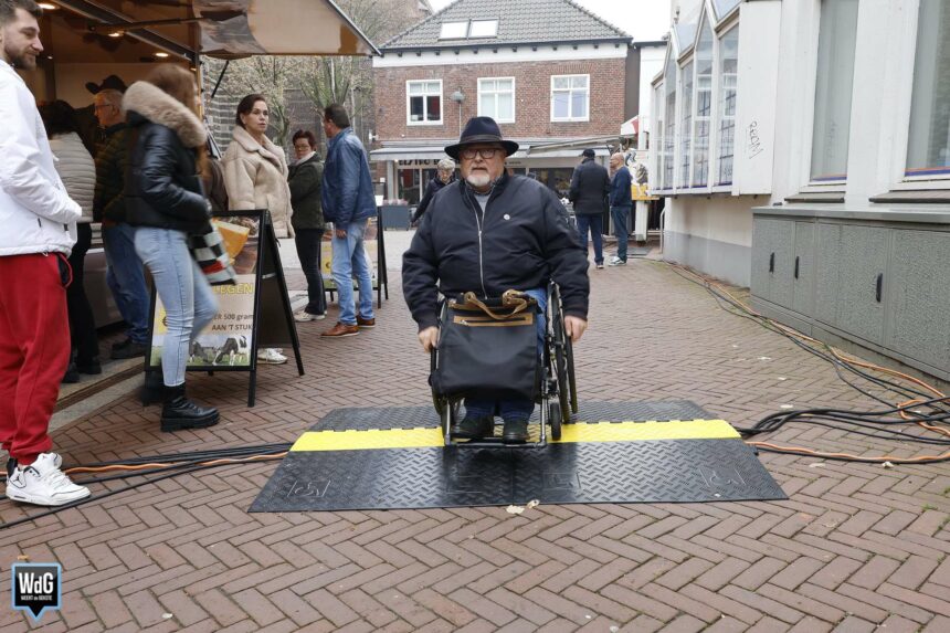 Nieuwe kabelbrug getest tijdens weekmarkt