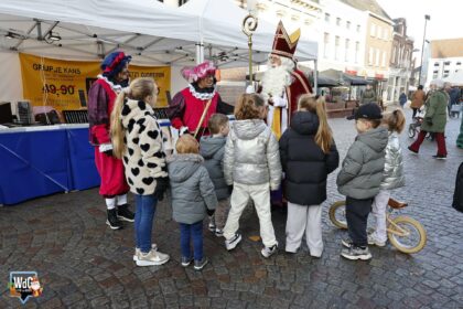 Weekmarkt met Sint en Pieten in beeld
