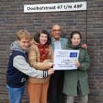 Uitreiking cheque aan stichting ZoGewoon