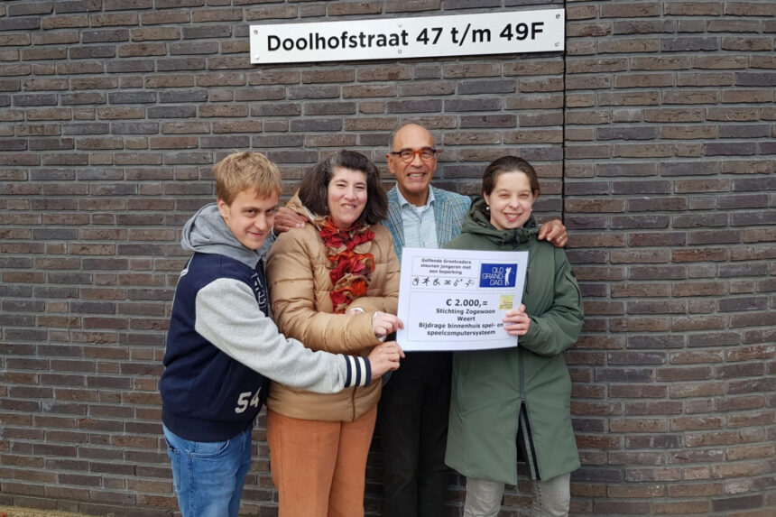 Uitreiking cheque aan stichting ZoGewoon