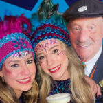 Opa Thieu en kleindochters stralen op Vastelaovendjposter