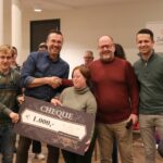 Cheque-uitreiking van Cum Grano Salis aan Stichting ZoGewoon