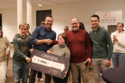 Cheque-uitreiking van Cum Grano Salis aan Stichting ZoGewoon
