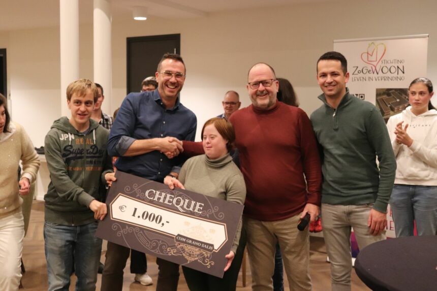 Cheque-uitreiking van Cum Grano Salis aan Stichting ZoGewoon