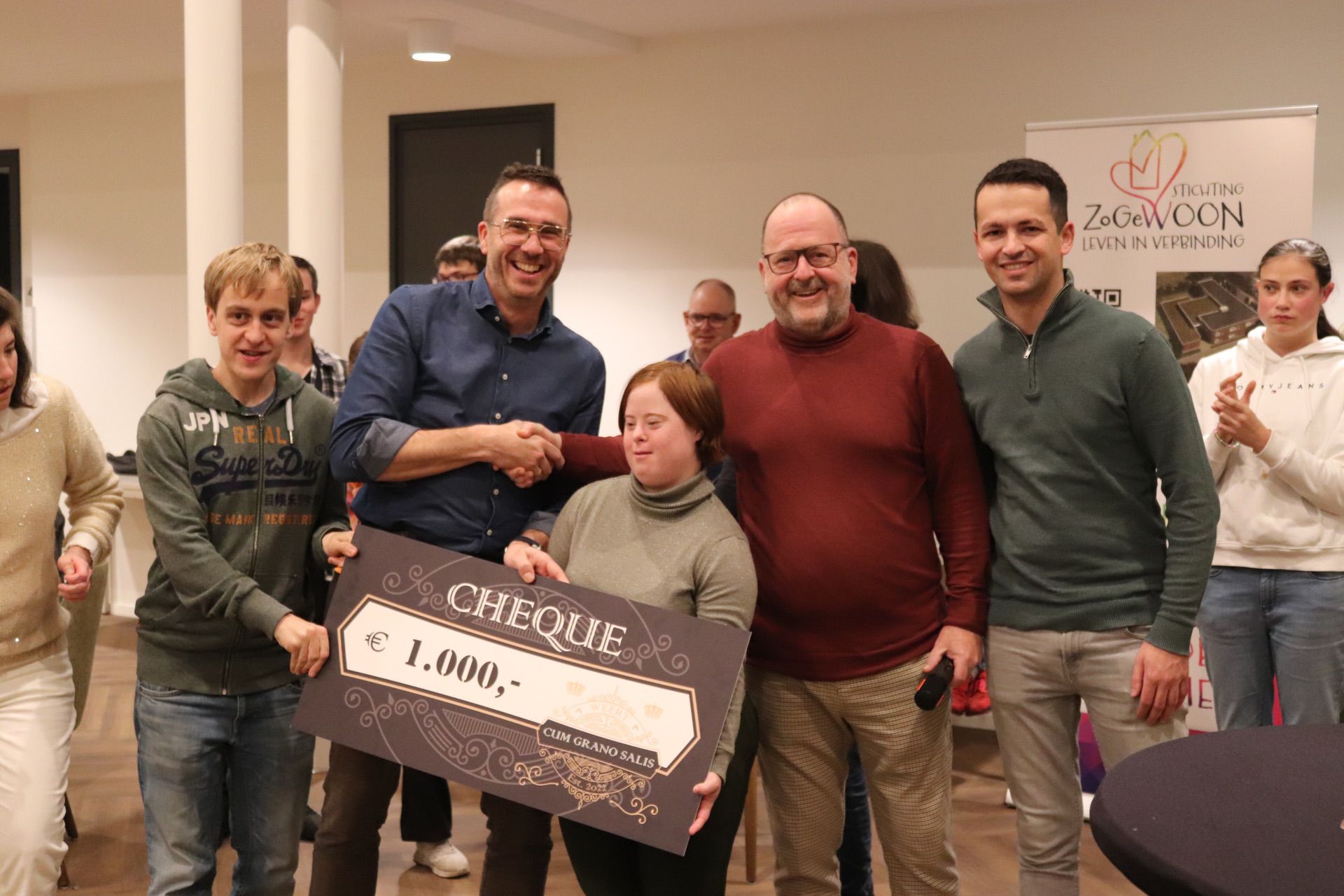 Cheque-uitreiking van Cum Grano Salis aan Stichting ZoGewoon