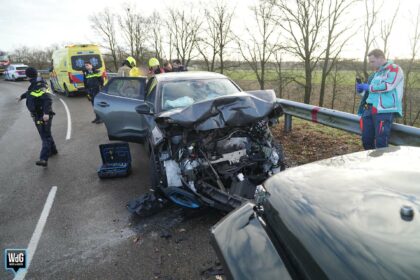 Frontale aanrijding op Kraanviaduct door gladheid