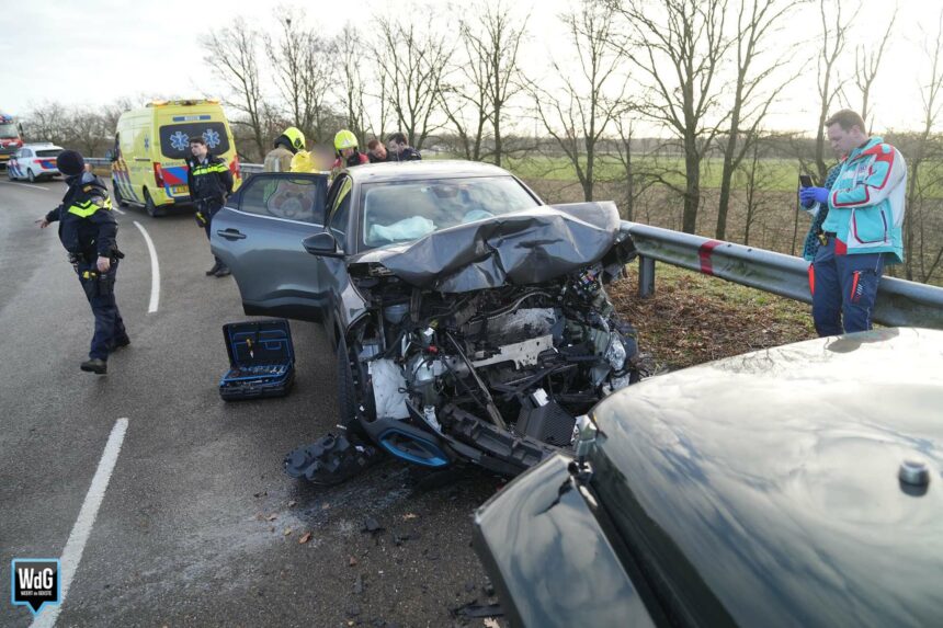 Frontale aanrijding op Kraanviaduct door gladheid