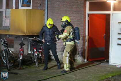 Bewoner met vluchtmasker uit flat gehaald bij kelderbrand