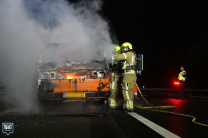 Busje vat vlam op snelweg A2 bij Ell