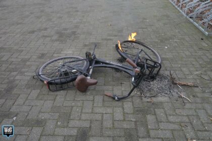Brandweer dooft brandende fiets op Molenakker