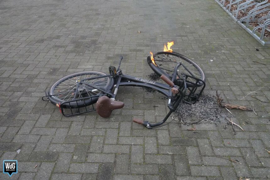 Brandweer dooft brandende fiets op Molenakker