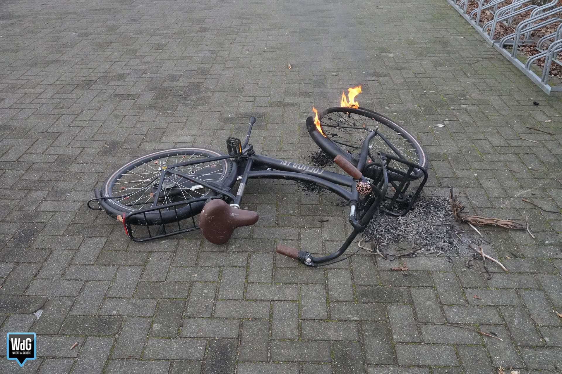 Brandweer dooft brandende fiets op Molenakker