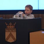 8-jarige Finn grijpt de microfoon voor veiliger Tungelroy