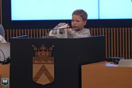 8-jarige Finn grijpt de microfoon voor veiliger Tungelroy