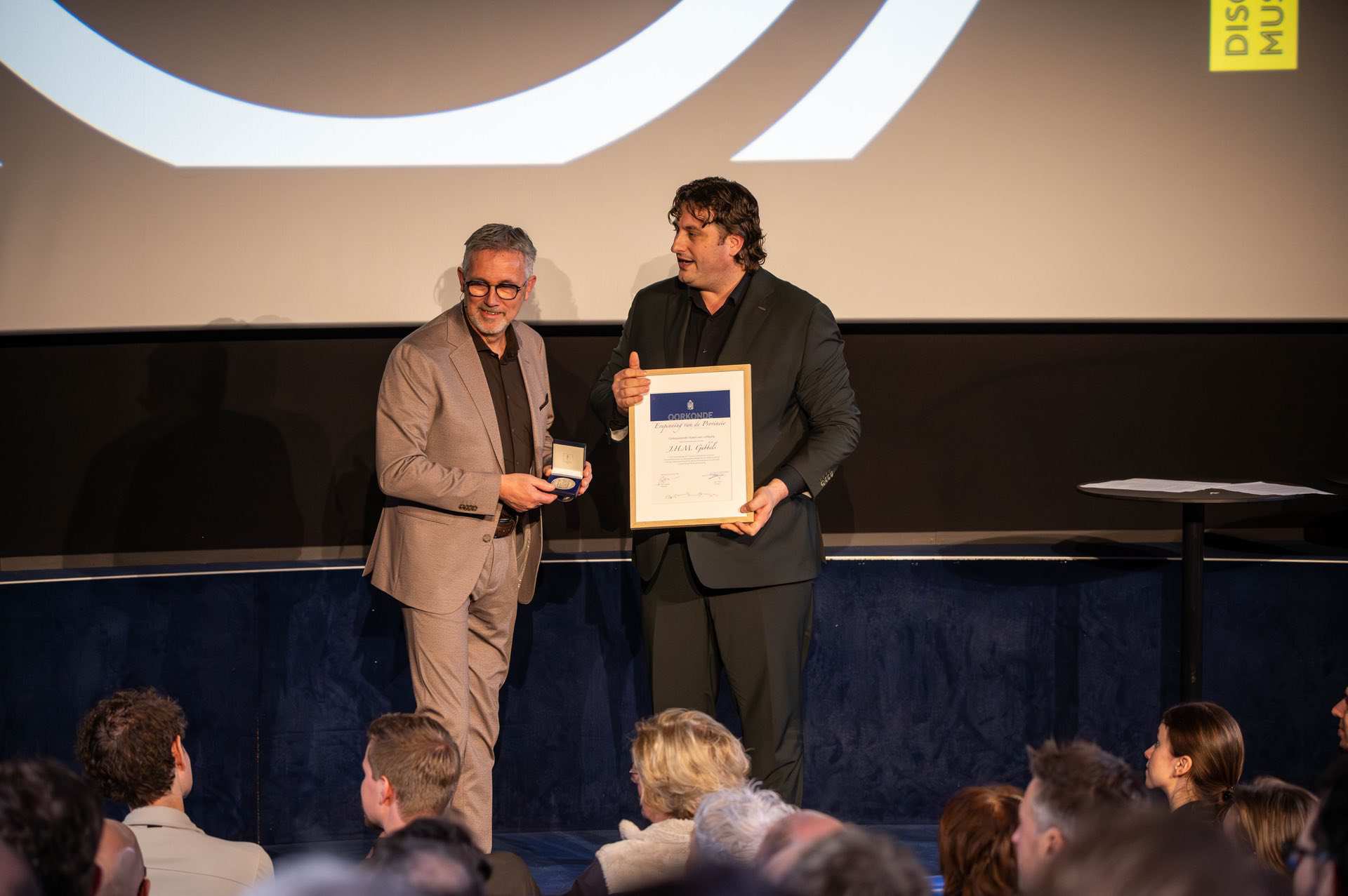 Hans Gubbels ontvangt erepenning van provincie Limburg - Foto via: Discovery Museum