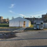 Feesttent op grasveld bij Stadsbrug Weert