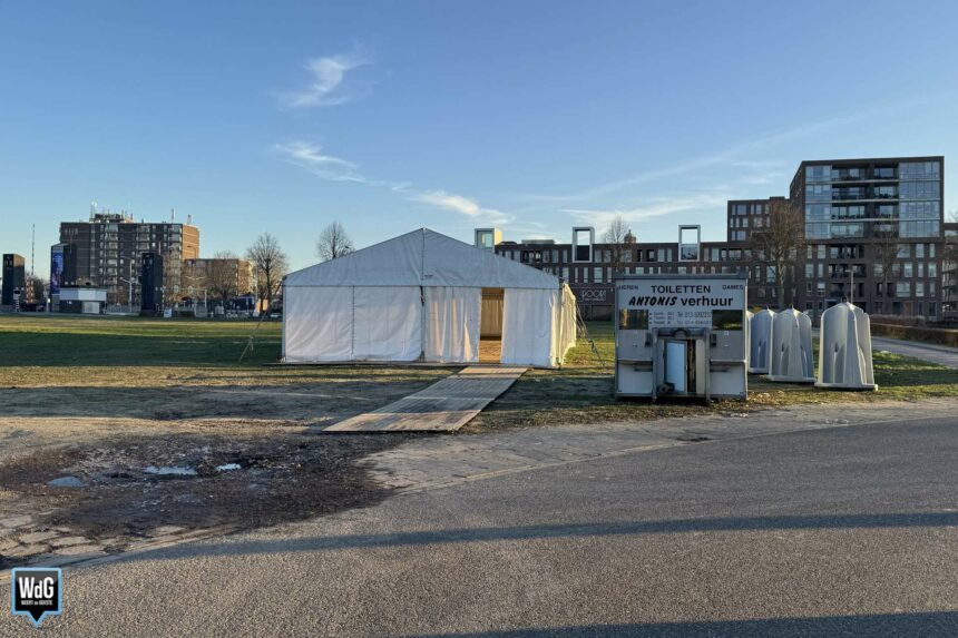 Feesttent op grasveld bij Stadsbrug Weert