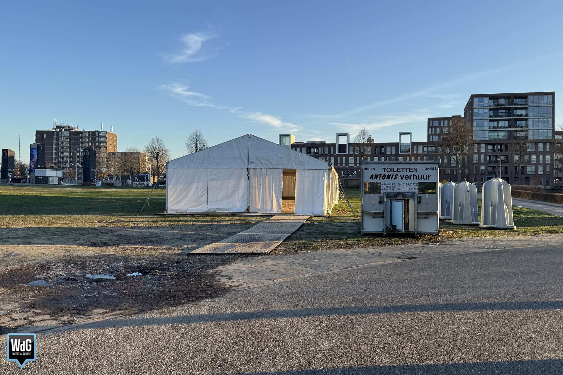 Feesttent op grasveld bij Stadsbrug Weert