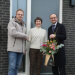 Eerste bewoners Lambroek in Stramproy ontvangen sleutel en bloemen
