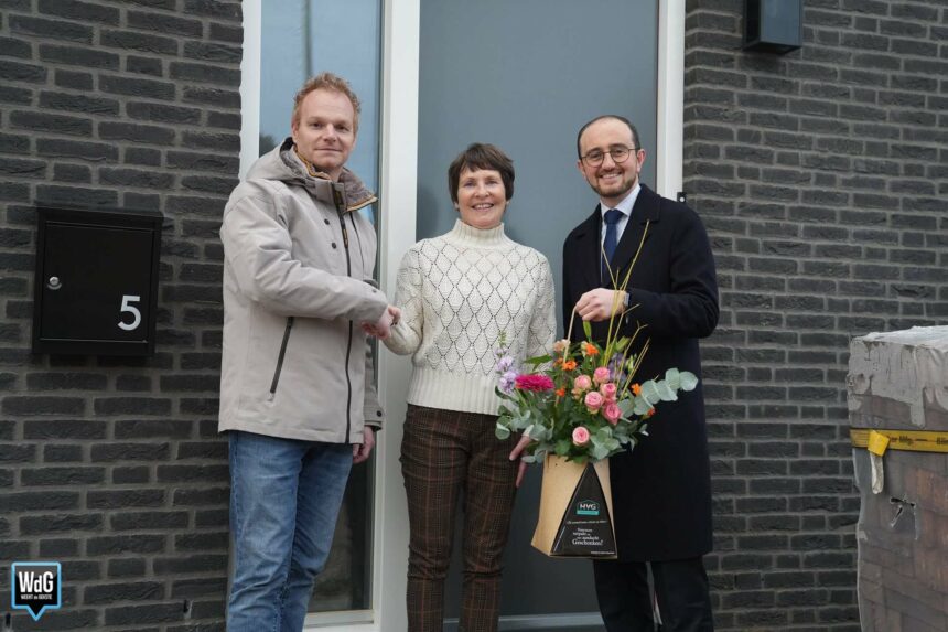 Eerste bewoners Lambroek in Stramproy ontvangen sleutel en bloemen