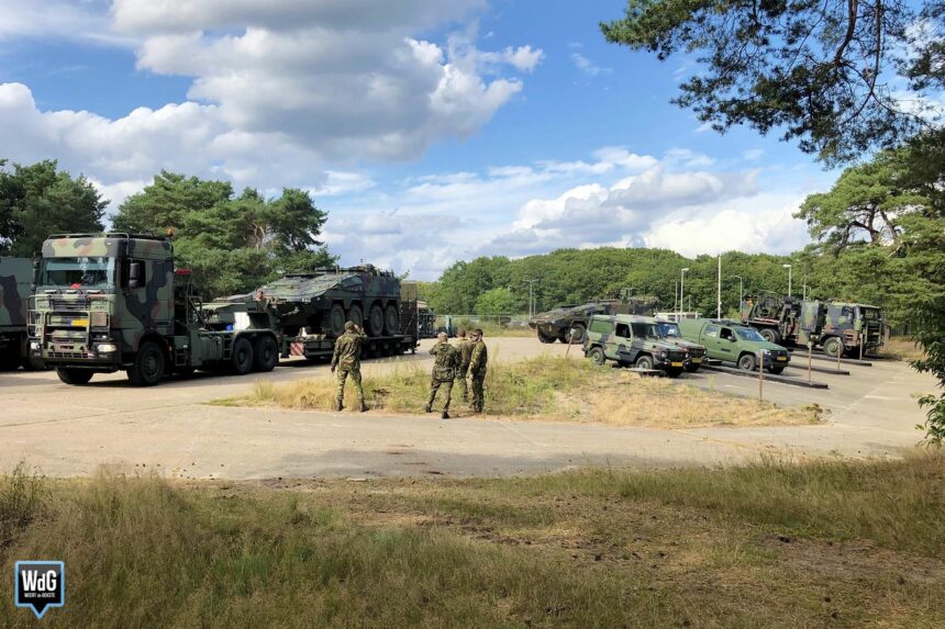 Militairen op wasterrein achter kazerne in Budel