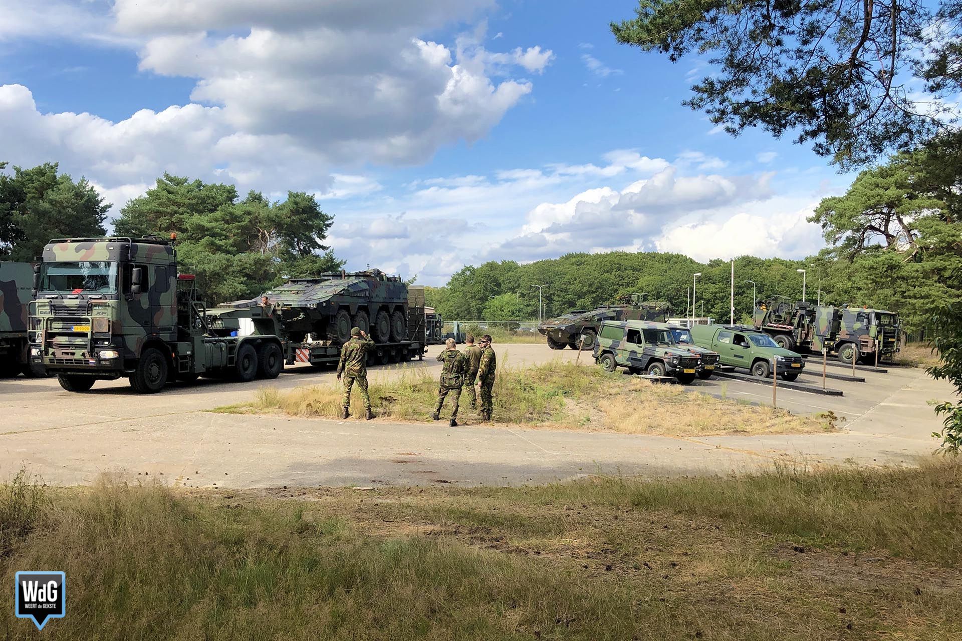Militairen op wasterrein achter kazerne in Budel