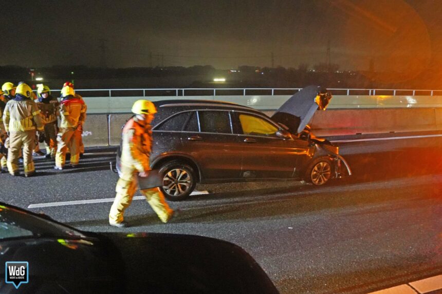 Snelweg A2 bij Wessem dicht na ongeval met twee auto's