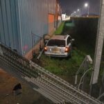 Auto rijdt door omheining van lijmfabriek op Industriekade