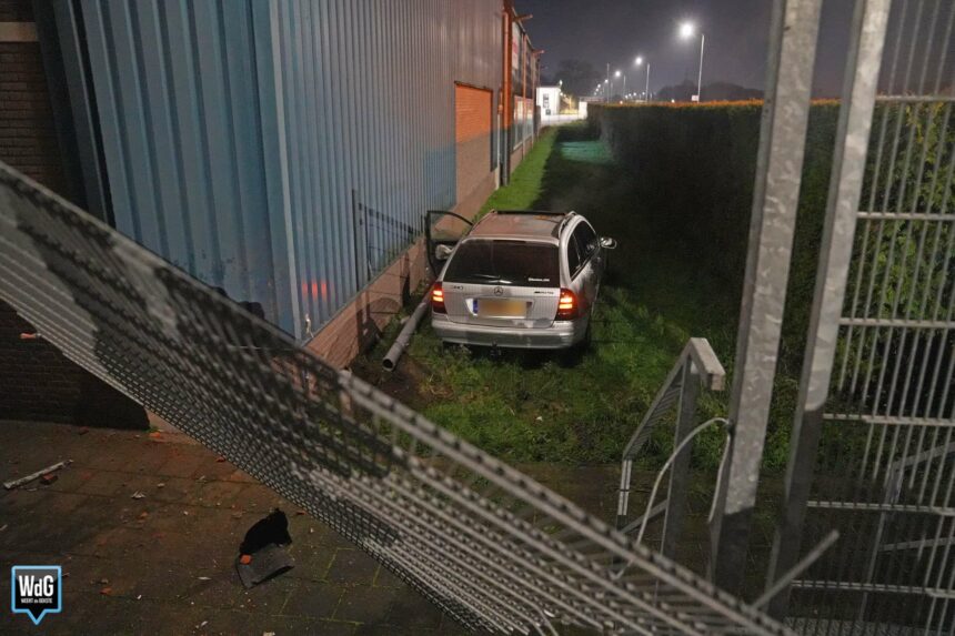 Auto rijdt door omheining van lijmfabriek op Industriekade