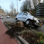 Auto belandt op steen op Kasteelsingel