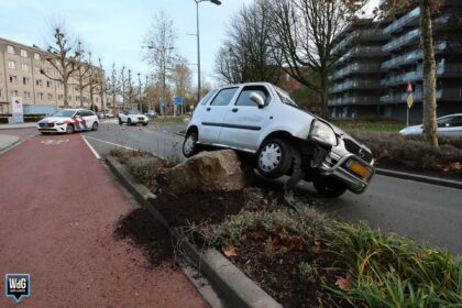 Auto belandt op steen op Kasteelsingel