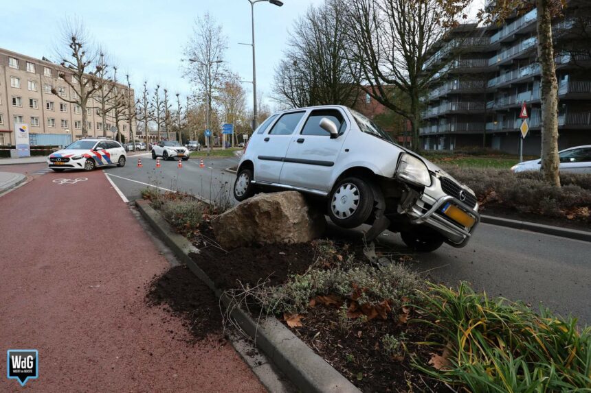 Auto belandt op steen op Kasteelsingel