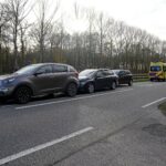 Drie auto's botsen op Kempenweg