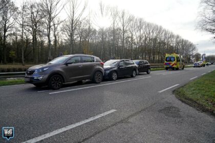 Drie auto's botsen op Kempenweg