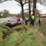 Auto slaat over de kop in greppel naast Maaseikerweg