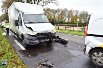 Kop-staartbotsing met drie voertuigen op Venloseweg bij Ospel