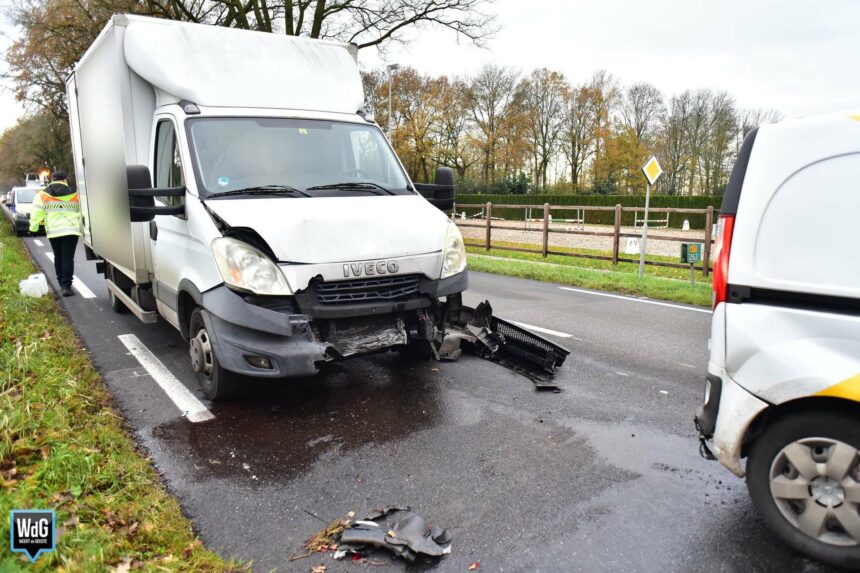 Kop-staartbotsing met drie voertuigen op Venloseweg bij Ospel