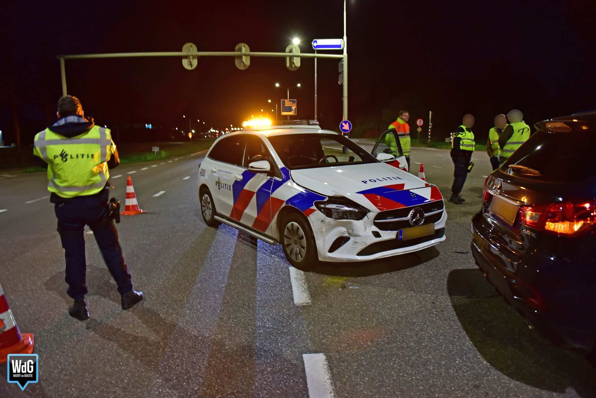 Politieauto botst met personenauto op Randweg Zuid in Nederweert