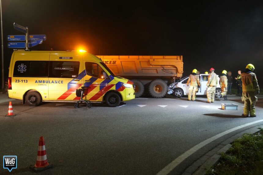 Auto botst tegen aanhanger van tractor in Stramproy