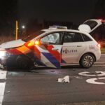 Politieauto botst frontaal met personenauto op N280 in Baexem
