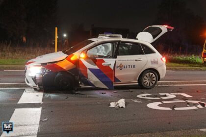 Politieauto botst frontaal met personenauto op N280 in Baexem
