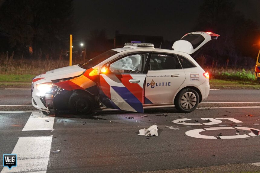 Politieauto botst frontaal met personenauto op N280 in Baexem